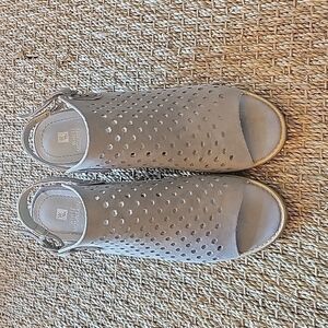 𝅺white MOUNTAIN light gray open toed heels.  Size 8 1/2 M excellent condition.